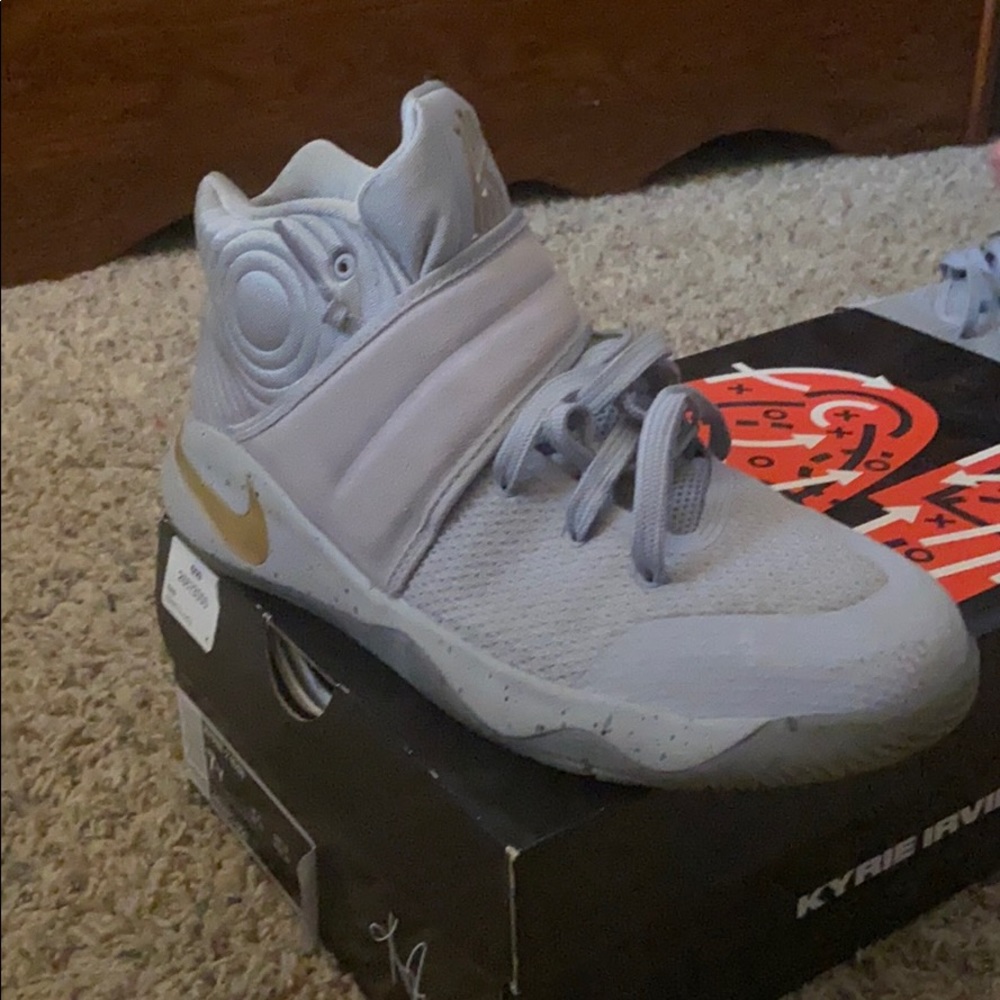 Kyrie Irving sneaker